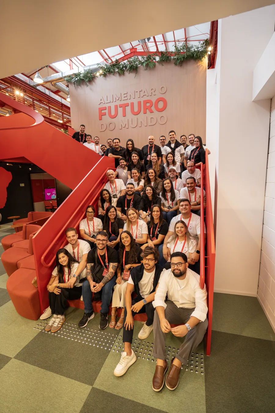 Franqueados do Home Sushi Home reunidos na escada da sede do iFood, durante a convenção da rede
