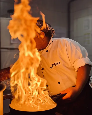 Chef do Home Sushi Home flambando na chapa da unidade