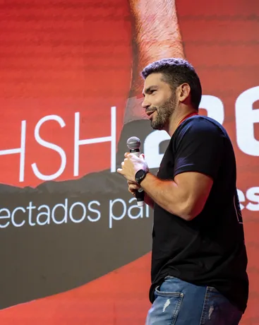 Fundador da rede na abertura da convenção anual