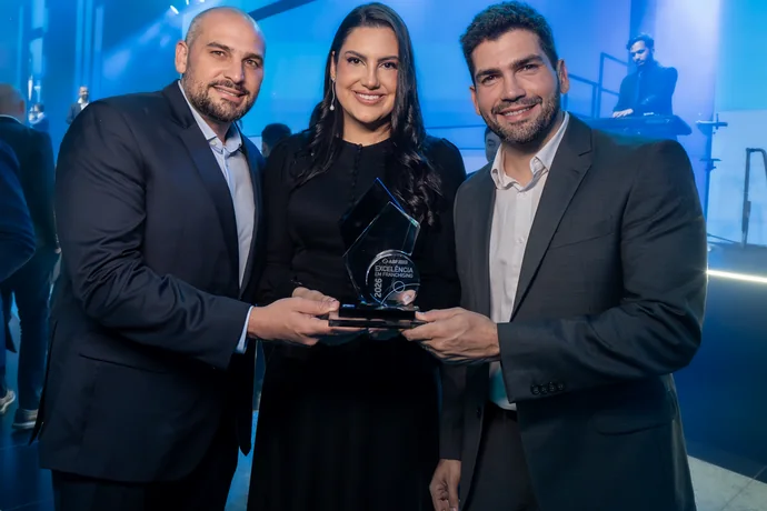 Sócios da rede recebendo o troféu de Excelência em Franchising da ABF