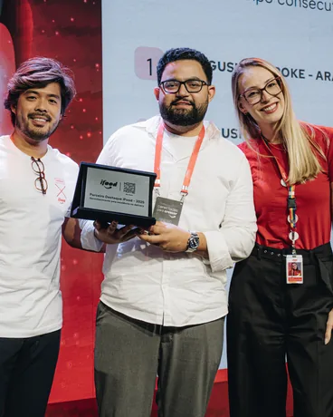 Unidade da rede recebendo o prêmio Parceiro Destaque iFood 2025