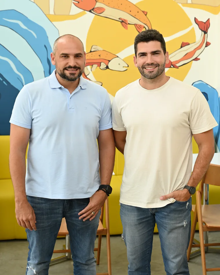 Os dois sócios fundadores do Home Sushi Home em uma unidade da rede
